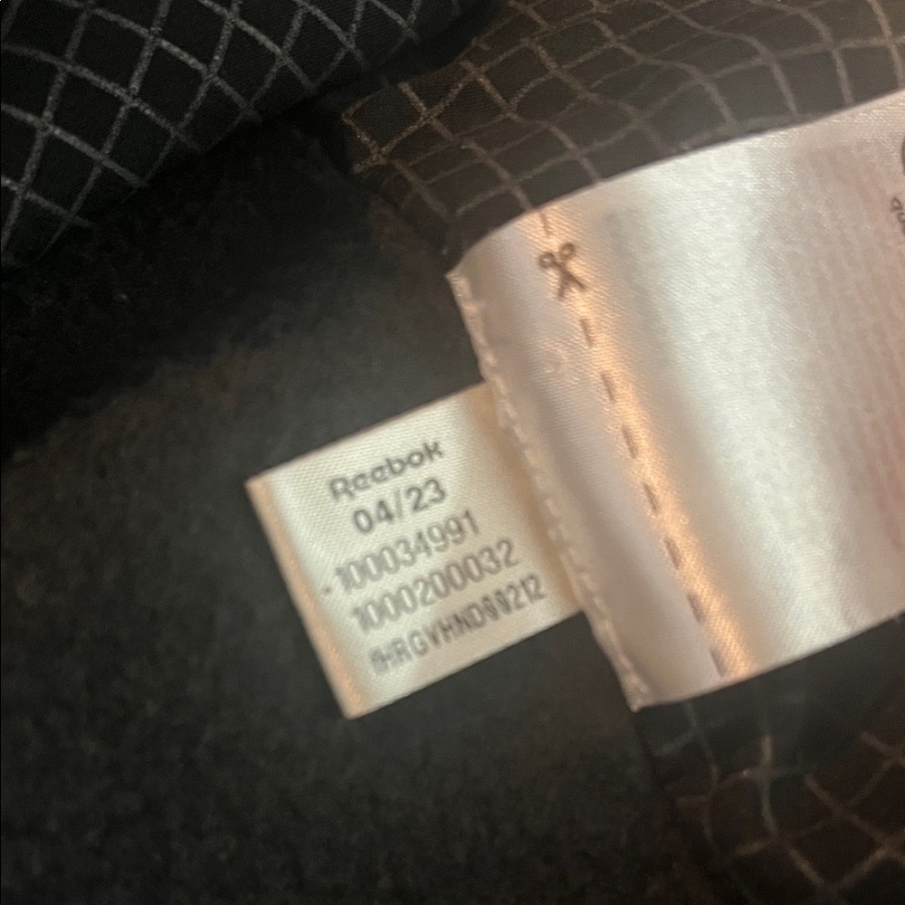 Reebok Black Thermowarm Jacket
Hood lining feature a black & silver grid pattern - Picture 11 of 13